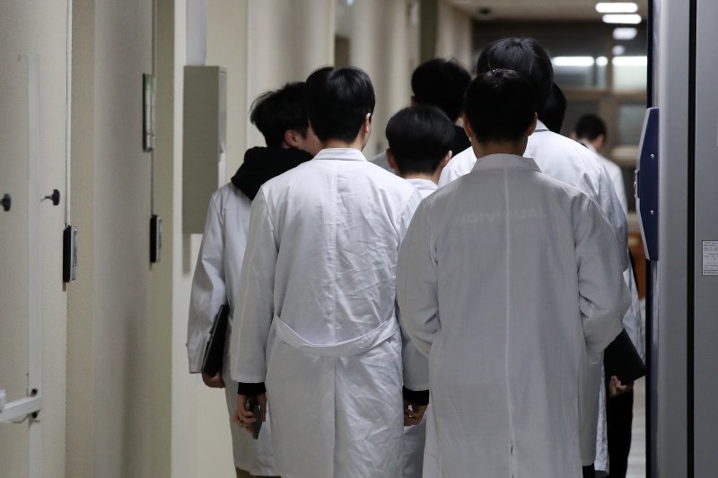 "의대증원 못참아" 빅5 전공의들 '집단사직' 결정..정부 대응 '주목'