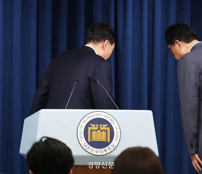 헌재, 전원일치로 “대통령 윤석열 파면”···5가지 사유 모두 ‘중대한 위법’ 판단[긴급]