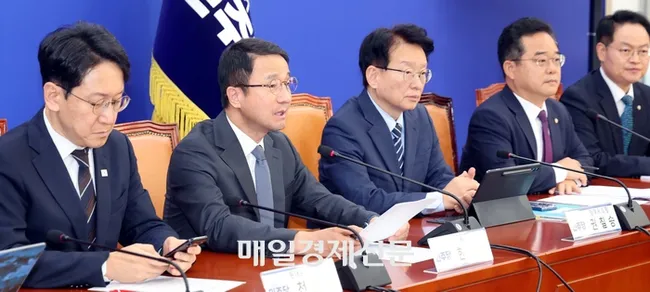 민주당 국감대책회의서 발언하는 한병도 원내대표