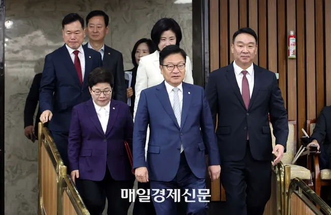 국정감사대책회의 입장하는 국민의힘 원내지도부